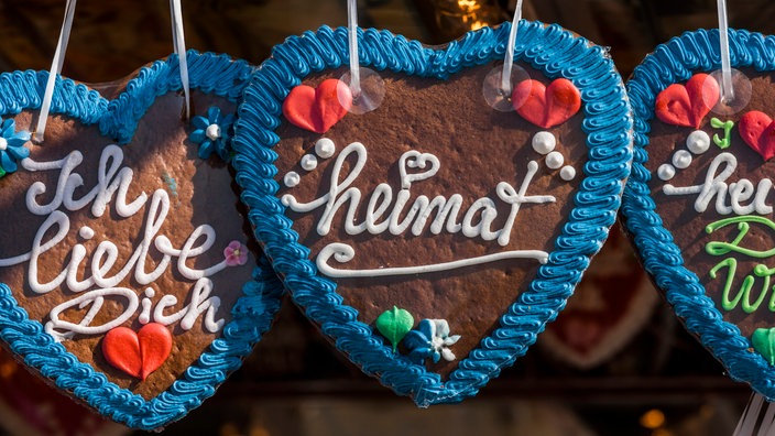 Verschiedene Lebkuchenherzen mit weißer Schrift