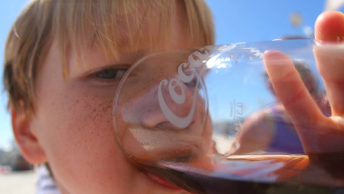 Junge trinkt ein Glas Cola