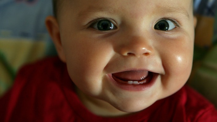 Baby mit Milchzähnen