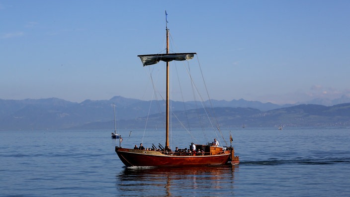 Nachbau einer historischen Lädine auf dem Bodensee