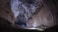 Forscher im Miao Room in China wirken wie Ameisen, gemessen an der Größe des dunklen Raums 