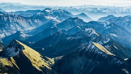 Luftaufnahme der Alpen bei Gamisch-Partenkirchen .