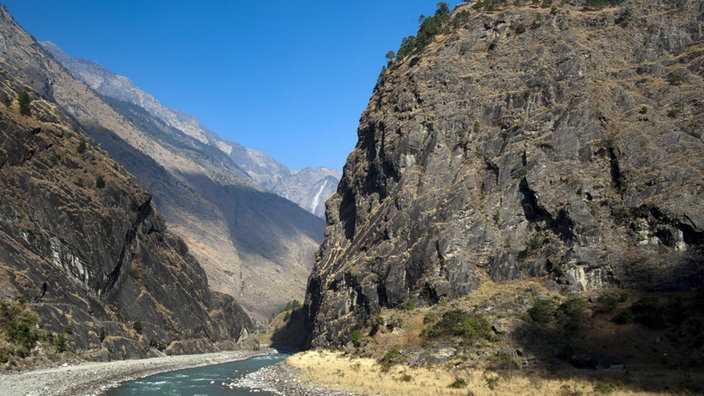 Ein Fluss tritt aus der Kali Gandaki Schlucht aus