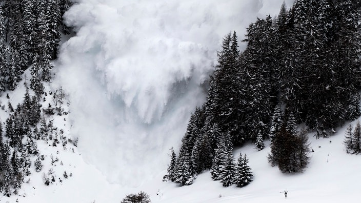 Eine Lawine rauscht einen Berg hinunter