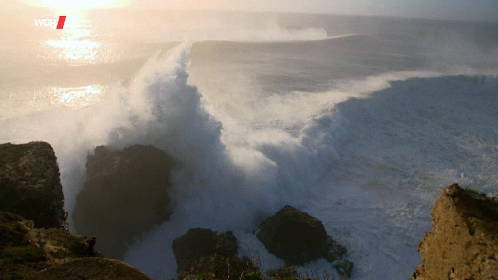 Screenshot aus dem Film "Die Monsterwellen von Nazaré"