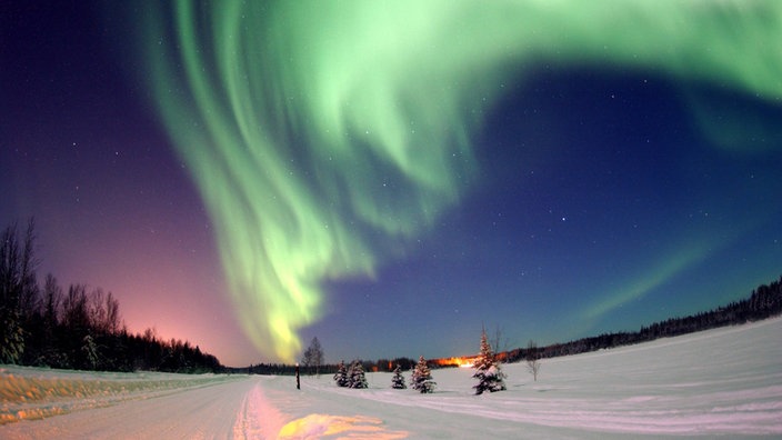 Polarlichter zieren den Nachthimmel über Bear Lake, Alaska.