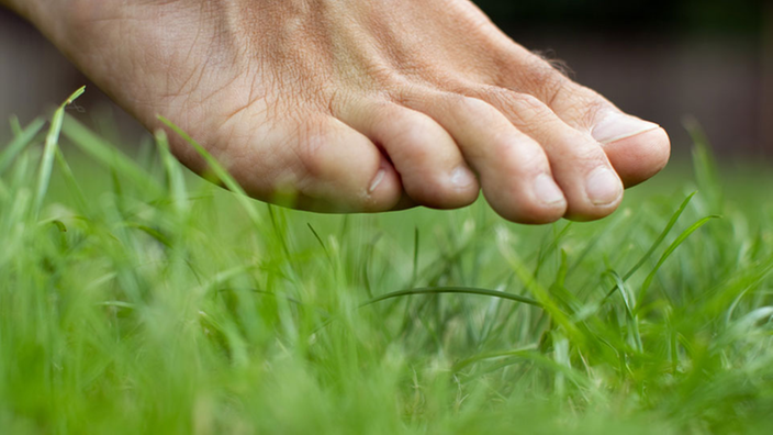 Barfuß im Gras.