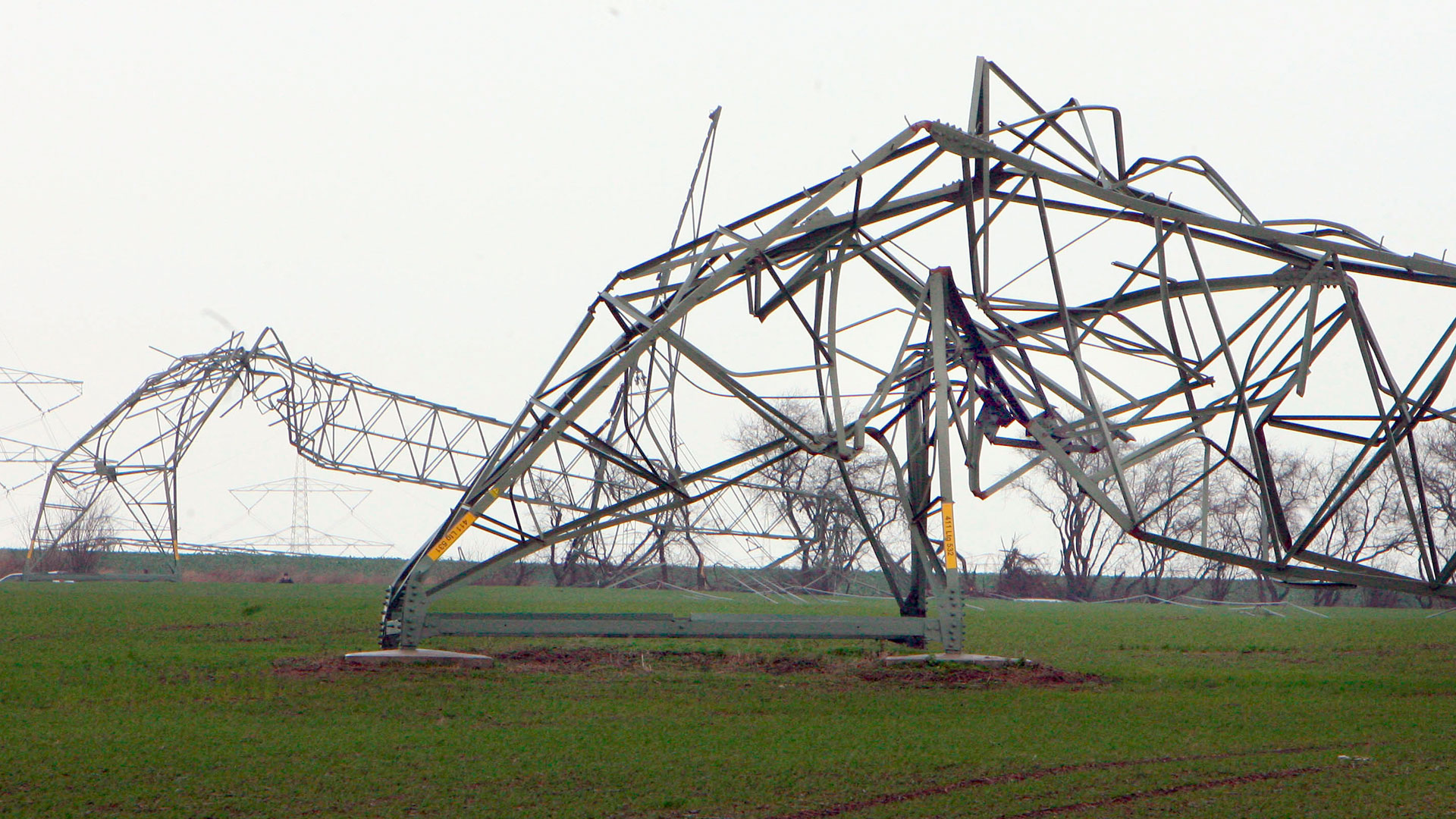 Vom Sturm umgeknickte Starkstrommasten.