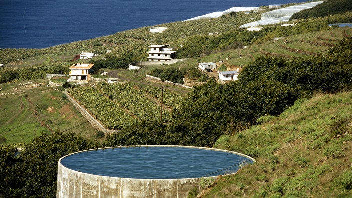 Ein Regenwasserbecken an einem Hügel auf La Palma.