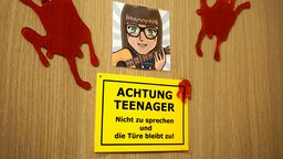 Schild an der Zimmertür eines 16-jährigen Mädchens mit der Aufschrift: "Achtung Teenager. Nicht zu sprechen und die Türe bleibt zu!"