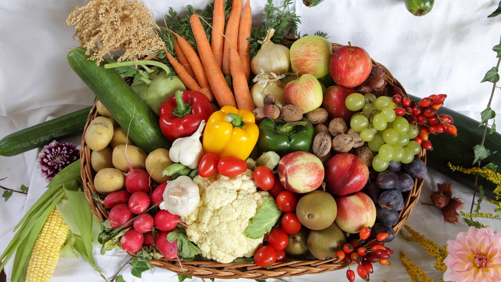 Korb gefüllt mit Obst und Gemüse