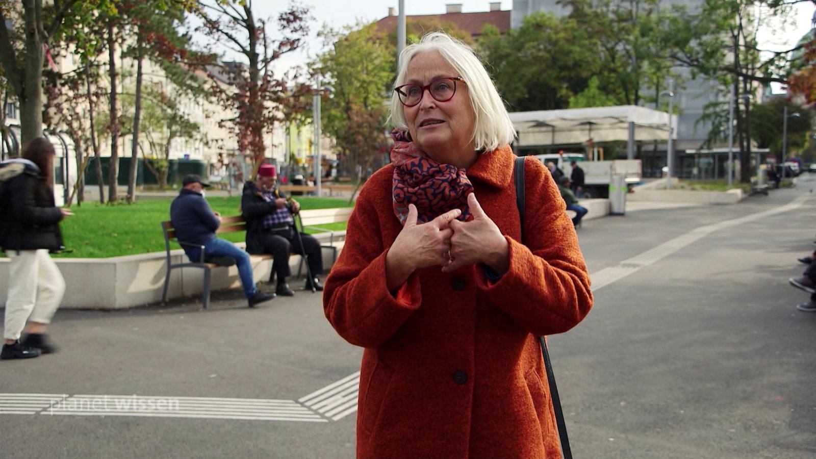 Die Wiener Stadtplanerin Eva Kail auf einem öffentlichen Platz in Wien.