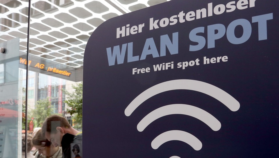 WLAN-Schild in einem Bahnhof