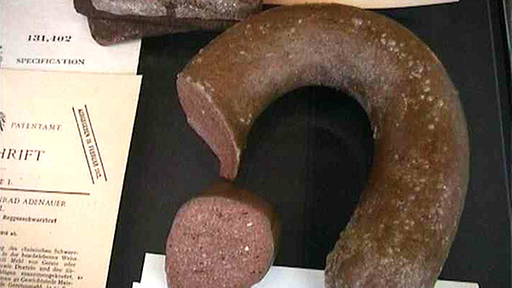  Nachahmung einer dunkelroten, ringförmigen Wurst