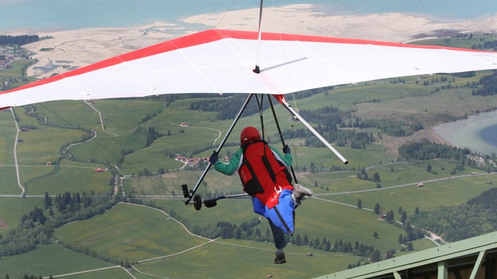 Drachenflieger hebt von Startrampe ab