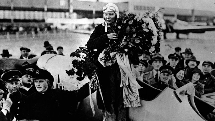 Elly Beinhorn mit Blumen