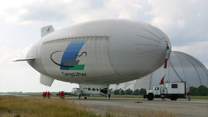 Ein Cargo-Lifter auf einem Flugplatz