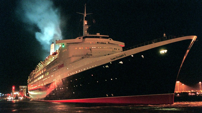 Die Queen Elizabeth 2 liegt nachts in Bremerhaven vor Anker