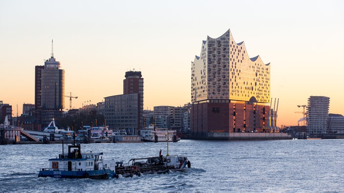 Elbphilharmonie vom Wasser aus gesehen