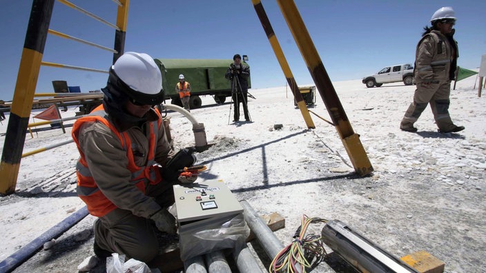 Arbeiter auf einem Lithium-Feld