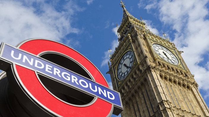 Rot-weißes Schild mit der Aufschrift "Underground" neben dem Big Ben