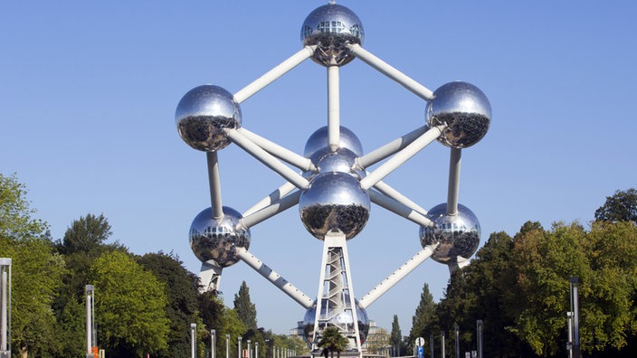 Das Atomium in Brüssel mit einer Parkanlage im Vordergrund.